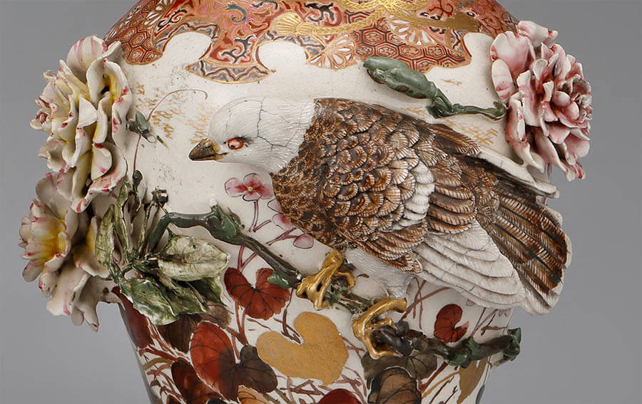 宮川香山（初代） 高浮彫薔薇鳩花瓶（部分）、明治時代前期～中期（19世紀後半）、各 24.5×22.8㎝、横山美術館蔵