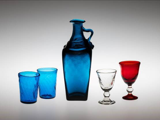 小谷眞三（左から）《コップ》《手付角瓶》《酒杯》《酒杯》制作年不詳、作家蔵、撮影：田中祐樹

