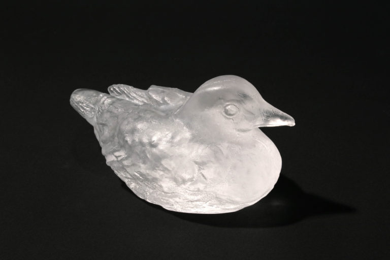 《くぼみに眠る海 -水鳥-》
2022年　ガラス、空気（東山窯の石膏型を使用）　6.5×14×7cm　撮影：宮島径　©️MIYANAGA Aiko, Courtesy of Mizuma Art Gallery