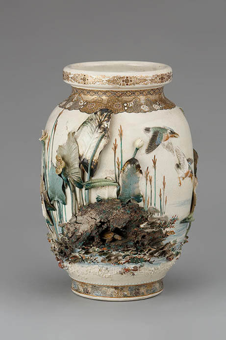宮川香山（初代） 高浮彫河骨亀翡翠花瓶、明治時代前期（19世紀後半）、30.2×23.2㎝、横山美術館蔵

