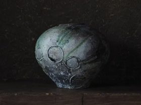 「⾃然釉短頸壺」（幅32.0×奥⾏32.0×⾼さ27.5cm）