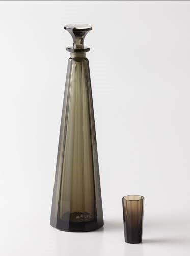 岡本一太郎《スモーク硝子酒瓶、グラス》1932年、岡本硝子株式会社所蔵、撮影：田中祐樹

