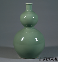 青磁 瓢形瓶
伊万里
江戸時代（18世紀）
高25.2㎝