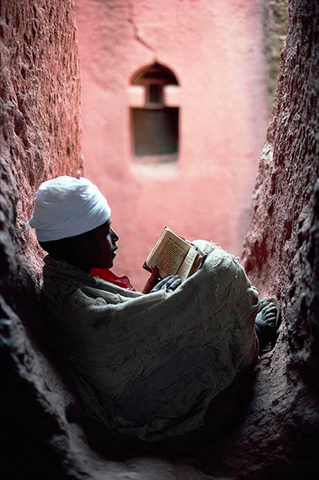 岩窟教会で聖書を読誦する助祭。ラリベラ エチオピア　1997年
© Kazuyoshi Nomach