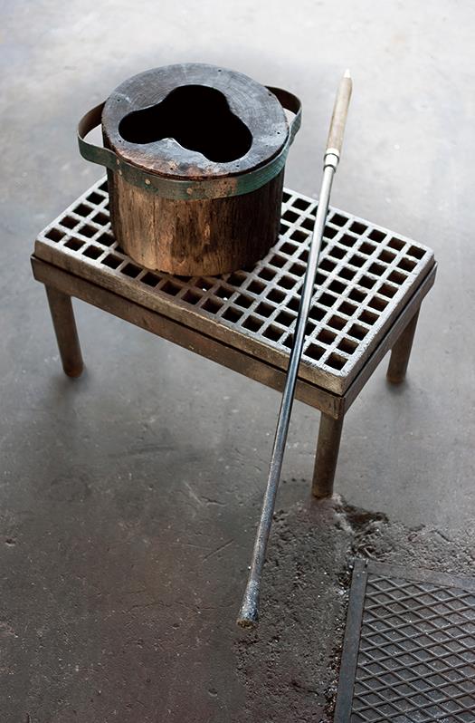 アアルト ベースの木型、 ガラスの吹き竿、職人のベンチ　©Iittala