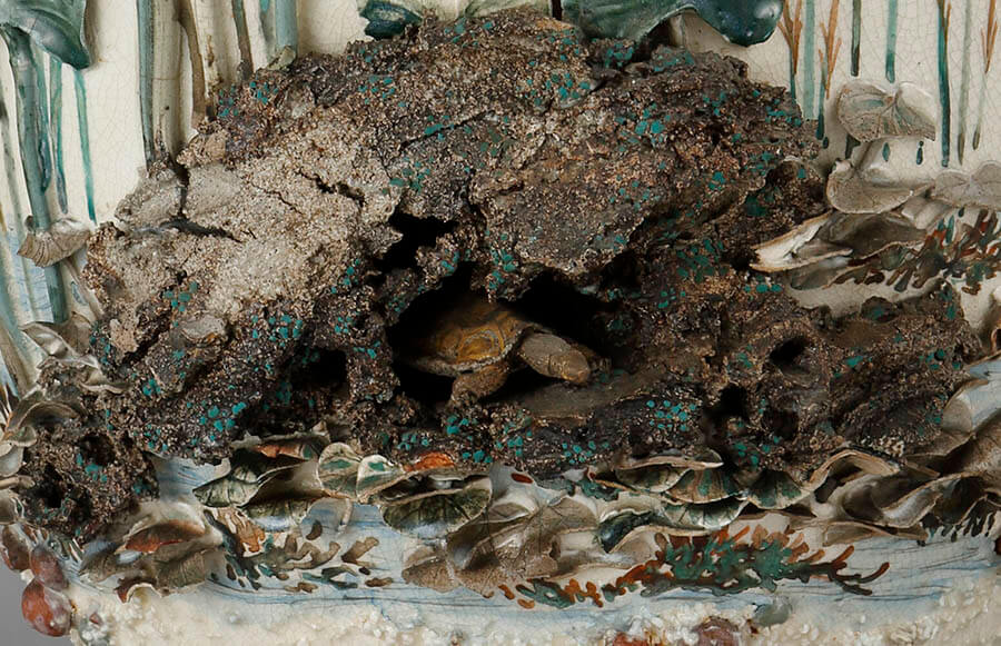 宮川香山（初代） 高浮彫河骨亀翡翠花瓶（部分）、明治時代前期（19世紀後半）、30.2×23.2㎝、横山美術館蔵

