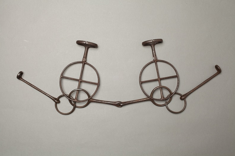 「馬に轡、牛に鼻面」の関係資料
轡（十文字丸型）
鉄　江戸時代
馬の博物館蔵