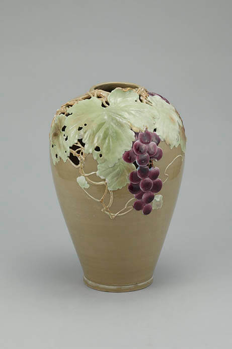 諏訪蘇山（初代） 釉下彩透彫葡萄図花瓶、明治42（1909）年頃、48.0×31.8㎝、横山美術館蔵

