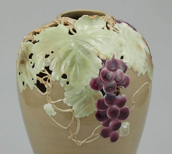 諏訪蘇山（初代） 釉下彩透彫葡萄図花瓶（部分）、明治42（1909）年頃、48.0×31.8㎝、横山美術館蔵

