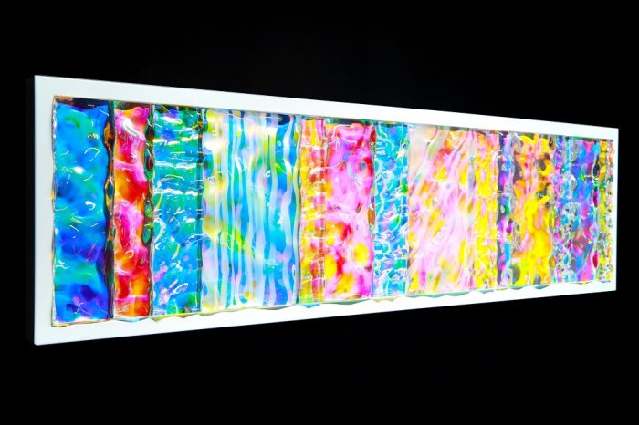 「Multidimesional prism」 アクリル、特殊フィルム、木材 H34 × W124 × D5 cm