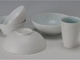 左から：いずれも「白妙磁鉢」、 右手前：「白妙磁フリーカップ」