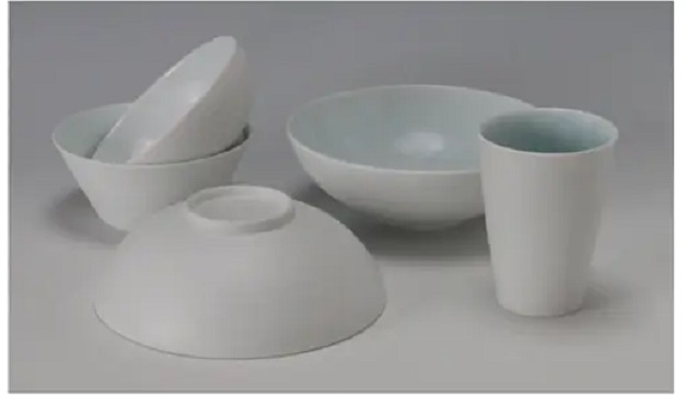 左から：いずれも「白妙磁鉢」、 右手前：「白妙磁フリーカップ」
