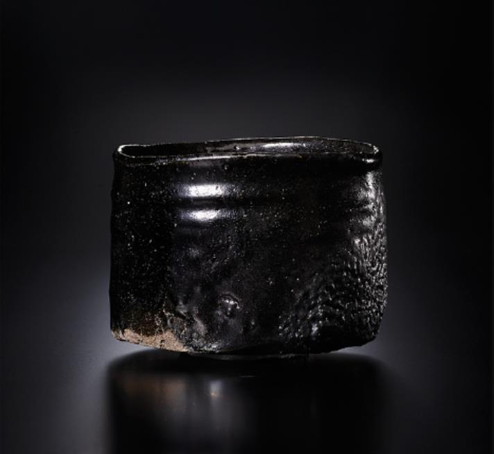 「瀬戸黒茶碗」（径12.4×高さ9.6cm）