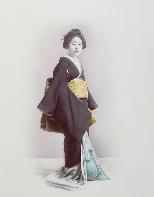 丈の長い着物を着た日本女性　1880年頃　日下部金兵衛(1841-1934) 鶏卵紙、手彩色

