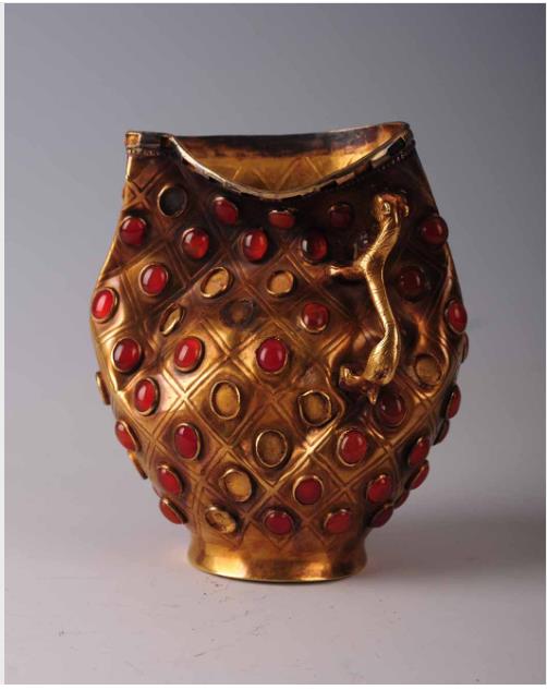 《瑪瑙象嵌金製杯》6–8世紀　1997年イリ市昭蘇県ボマ古墓出土　一級文物　高16.0cm　イリ州博物館

