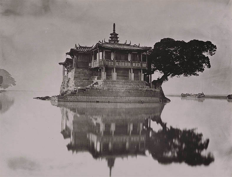 閩江河口の中洲の寺院　1870-71年頃　ジョン・トムソン(1837-1921)　カーボン・プリント

