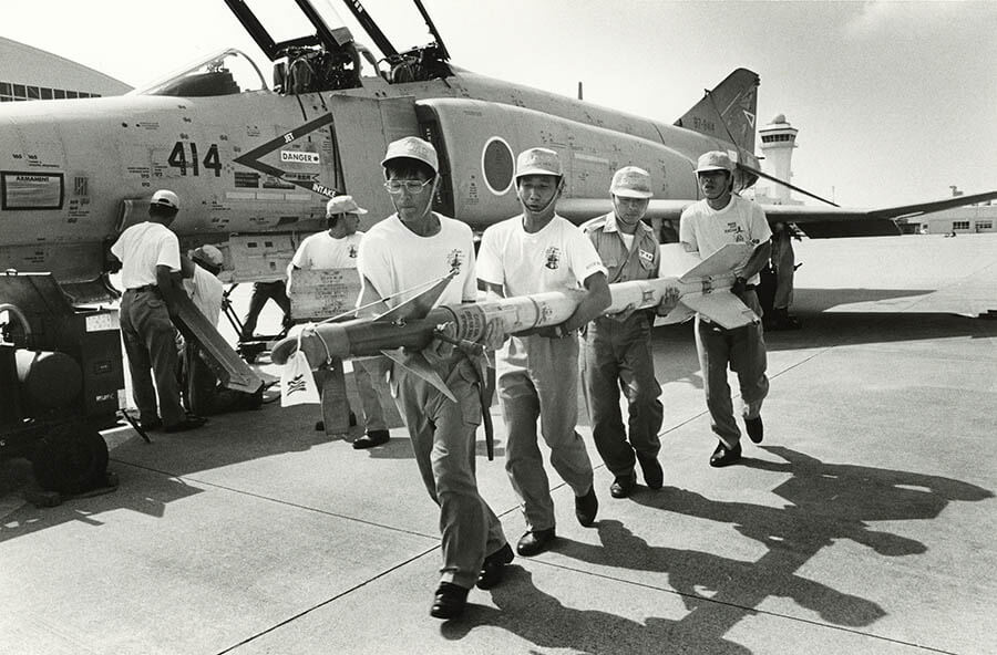 〈沖縄と自衛隊〉より 1993
「武装訓練」中。ミサイルを運ぶ。1993年9月9日

