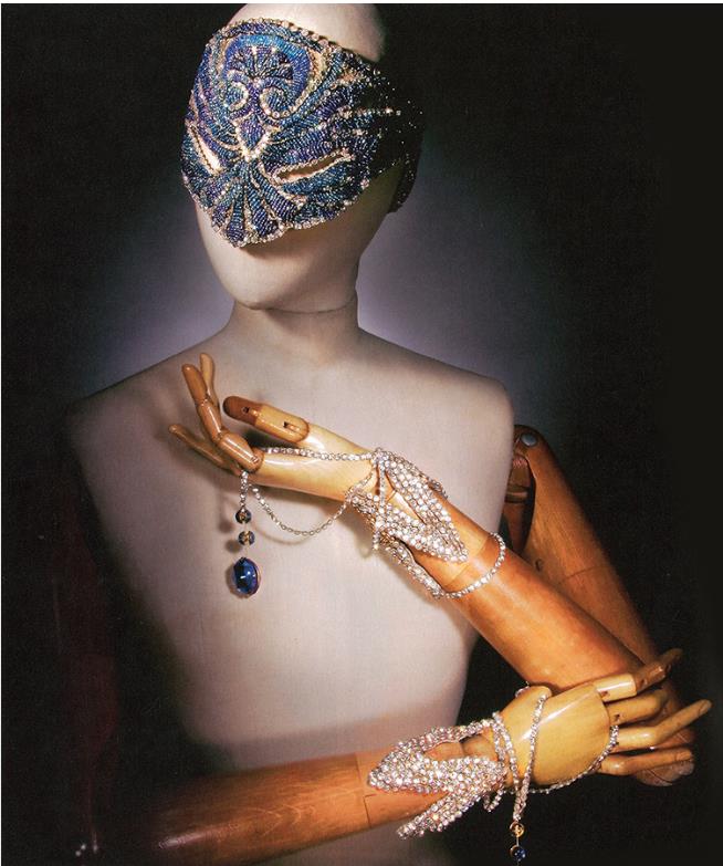 ポール・ポワレ《夜会用マスク、ブレスレット「深海」》制作：マドレーヌ・パニゾン、1919年、メタリックチュールにガラスビーズとクリスタルビーズで刺繍、小瀧千佐子蔵

