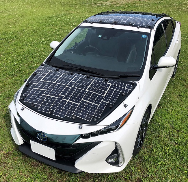 太陽電池パネルを搭載した「トヨタ プリウスPHV」実証車（2019年）※2023年8月8日～20日の期間限定展示

