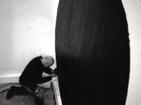 Richard Serra installing Rio Rounds at Centro de Arte Hélio Oiticica, Rio de Janiero, 1997. Photographer: Márcia Foletto.