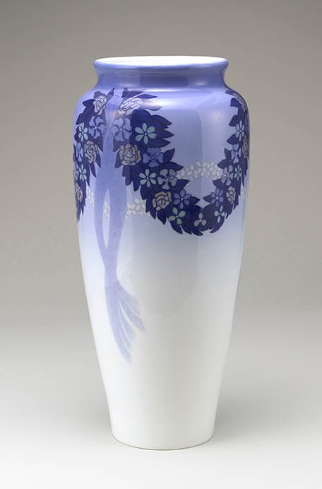《花飾文花瓶》1910年 ヤニー・ソフィー・メイヤーによるユニカ／ロイヤル コペンハーゲン／塩川コレクション

