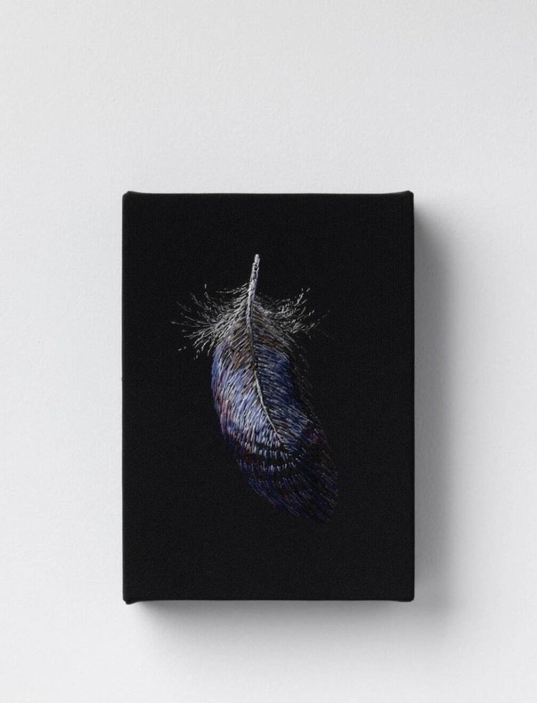 Aya Cagiu, Feather, 2023, 13.0×9.5×2.0cm, silk embroidery on silk cloth, photo: Masashi Kuma
