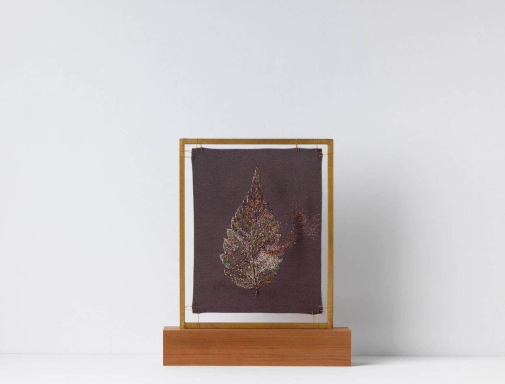 Aya Cagiu, Phoenix, 28.0×23.0×5.5cm, silk embroidery on dyed silk cloth, brass, wood (framed), photo: Masashi Kuma
