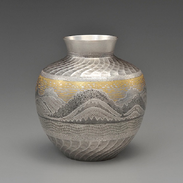 墨絵象嵌南鐐花瓶「山の彼方」
(径21.0×高さ22.5cm)