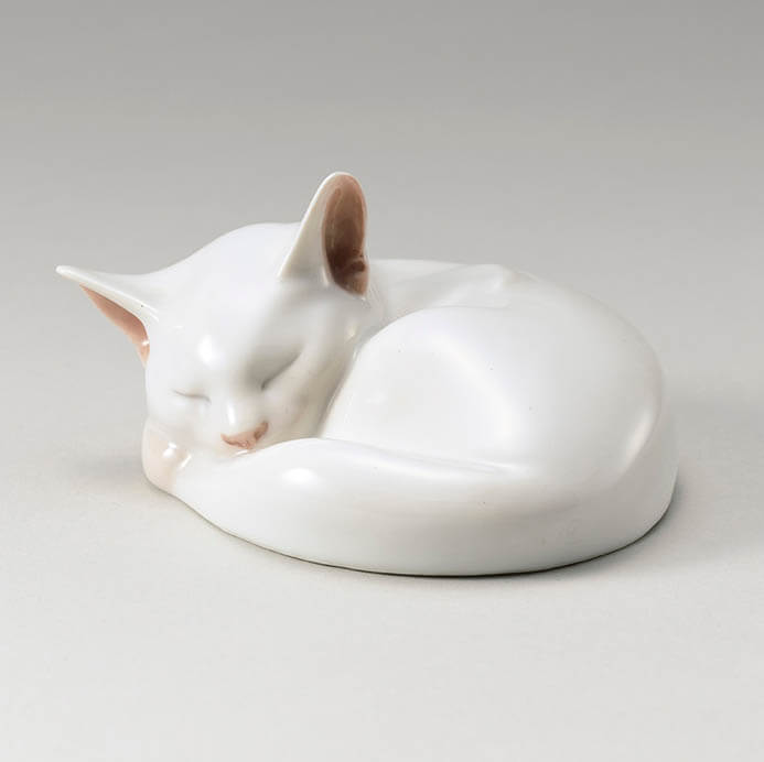《眠り猫置物》1902-1922年 原型：エリック・ニールセン／ロイヤル コペンハーゲン／塩川コレクション

