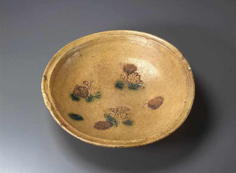 「黄瀬戸桜文平鉢」　美濃　桃山～江戸時代初期　16-17世紀

