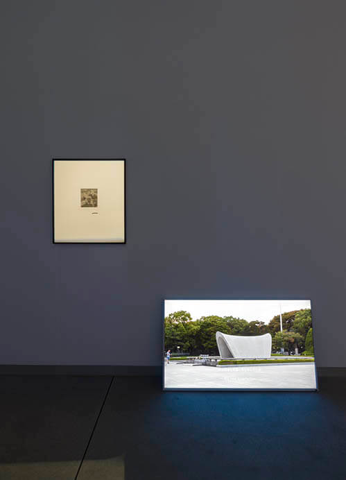古堅太郎
" 完璧な抱擁 " サイズ可変 2021年　シングルチャンネルHDビデオ（カラー、サウンド、7分31秒）
Installation view, Each Day Begins with the Sun Rising : Four Artists from Hiroshima,
Benton Museum of Art at Pomona College, 2022. Photography courtesy of Jeff McLane.