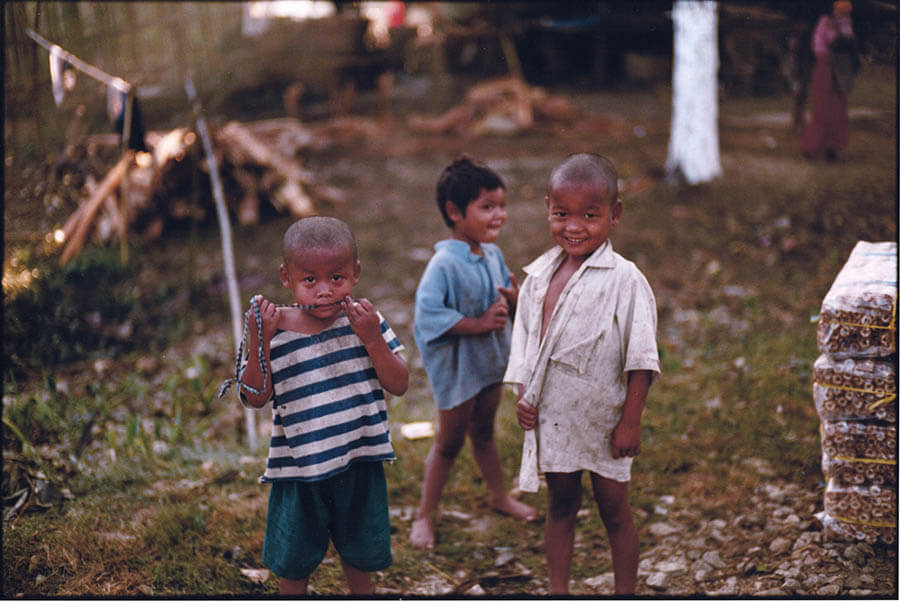 紐を咥える少年〜ミャンマーの子供たち〜　©Shiro Sano

