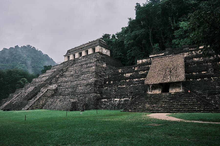 碑文の神殿と13号神殿
©Secretaría de Cultura-INAH-MEX