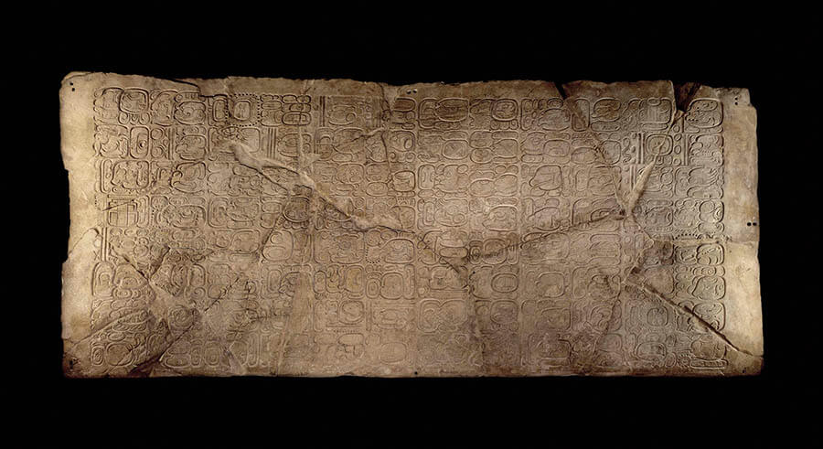96文字の石板
マヤ文明、783年 パレンケ、王宮の塔付近出土
アルベルト・ルス・ルイリエ パレンケ遺跡博物館蔵
©Secretaría de Cultura-INAH-MEX