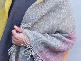 「かけ布カラフル ヒマラヤウールとメリノウールで 織るふっくらとした冬のかけ布」 （約91×148cm・ウール100%）