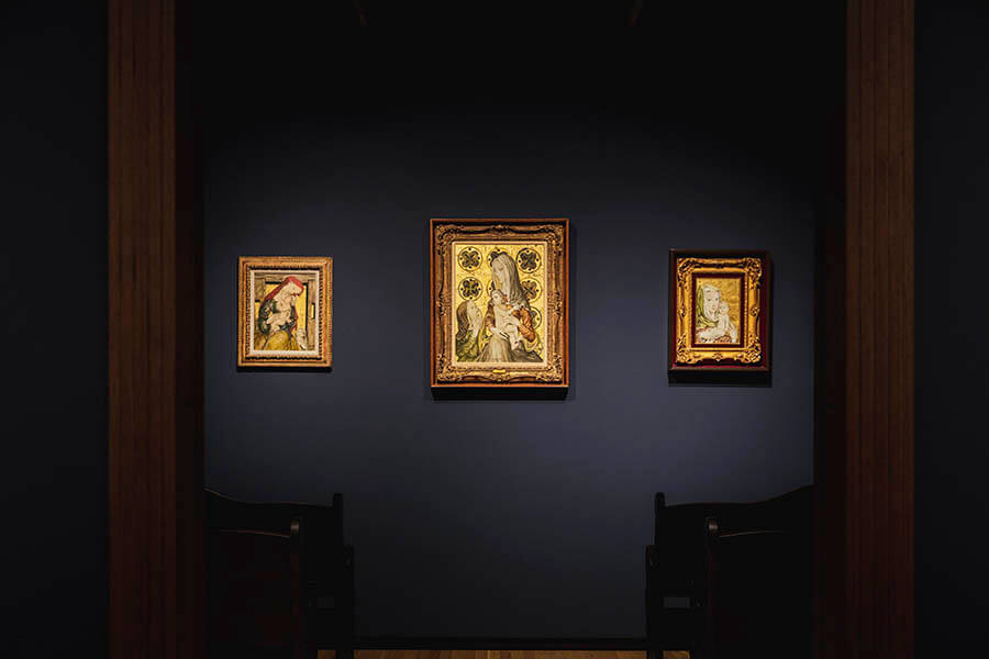 軽井沢安東美術館　展示室4
（中央）《金地の聖母》1960年　油彩・キャンバス、（左）《母とその子どもたち》1958年　油彩・キャンバス、（右）《母子像》1959年　油彩・キャンバス
撮影：Takahiro Maruo

