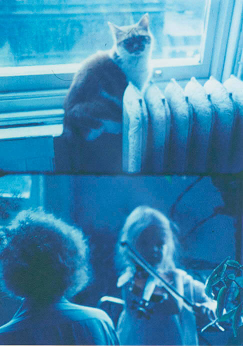 ジョナス・メカス《ウーナ・メカス 5 才 猫とホリス（母）の前でヴァイオリンの稽古 1979》1983 年、埼玉県立近代美術館蔵

