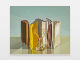 カール・ハムウド《Still Life With Books and Glass》2021 Courtesy Galleri Magnus Karlsson Stockholm