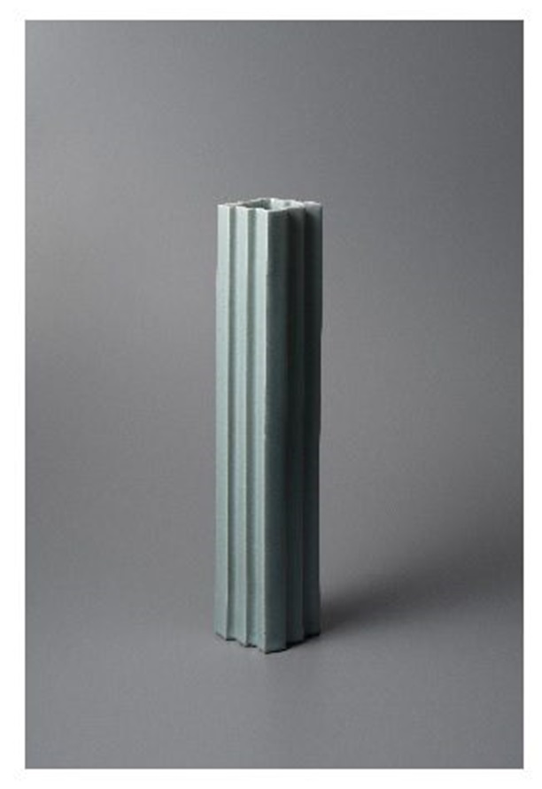 〈伊藤秀人〉 「青瓷花器」 サイズ：W11.0 × D11.0 × H46.5　㎝