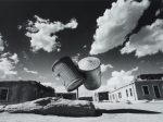 奈良原一高《二つのゴミ罐－ニュー・メキシコ、1972(消滅した時間)より》1972年 ©Ikko Narahara Archives