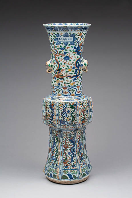《五彩龍文尊式花瓶》「大明万暦年製」銘　明時代・万暦年間（1573～1619）
静嘉堂文庫美術館蔵

