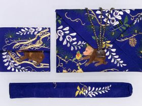 《刺繍藤に猿図懐中たばこ入れ》江戸時代、江戸東京博物館