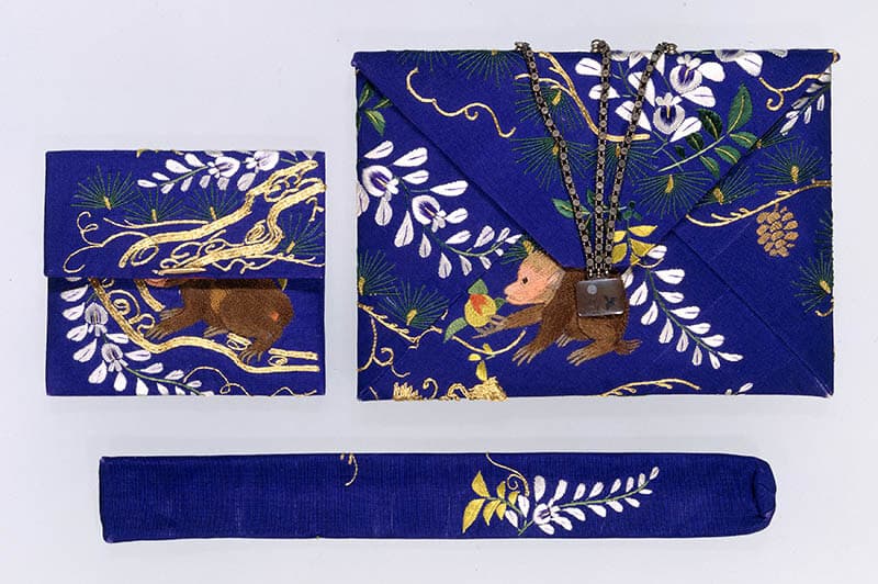 《刺繍藤に猿図懐中たばこ入れ》江戸時代、江戸東京博物館