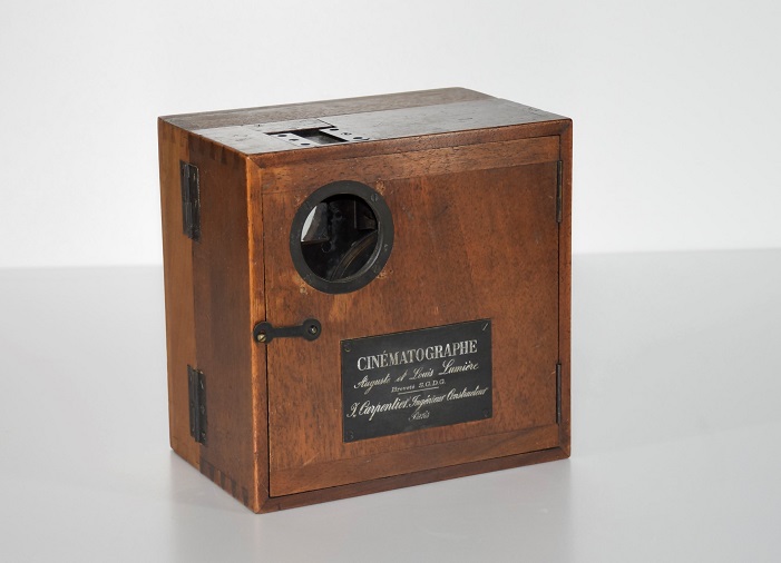 シネマトグラフ

フランスのリュミエール兄弟が1895年（明治28）に発明した映画装置。1台で撮影と映写の両方できる。

 

19世紀末～20世紀初頭

公益財団法人川喜多記念映画文化財団蔵