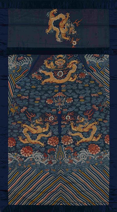 《紺地龍寿山福海模様刺繍 帳》清時代（19世紀）
静嘉堂文庫美術館蔵

