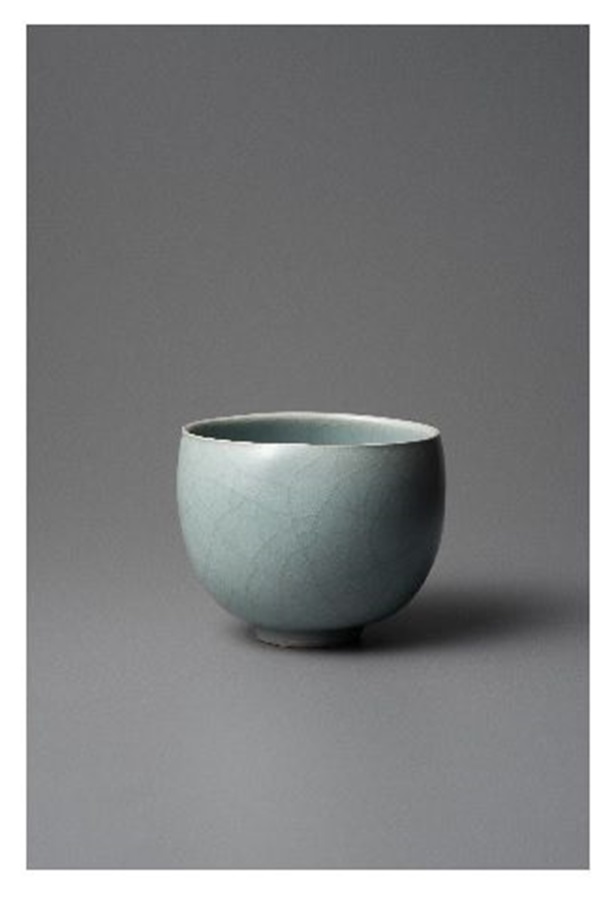 〈伊藤秀人〉

「青瓷茶碗」

サイズ：W11.7　×D11.4　×H9.3　㎝