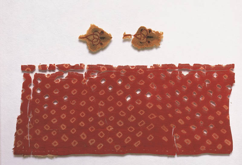 蘇芳地魚子纐纈と刺繡断片　アスターナ（トルファン）　5～6世紀
龍谷大学

