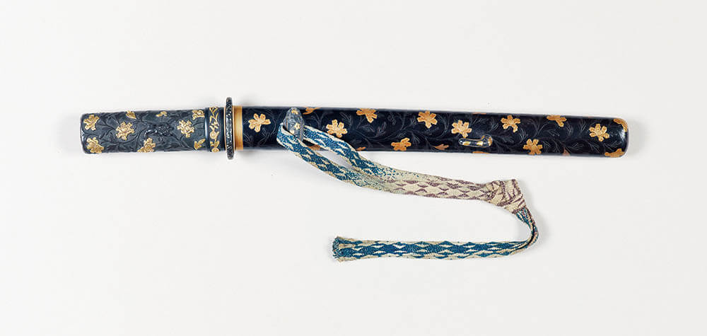 黒漆牡丹文蒔絵短刀拵　江戸時代（18 世紀）

