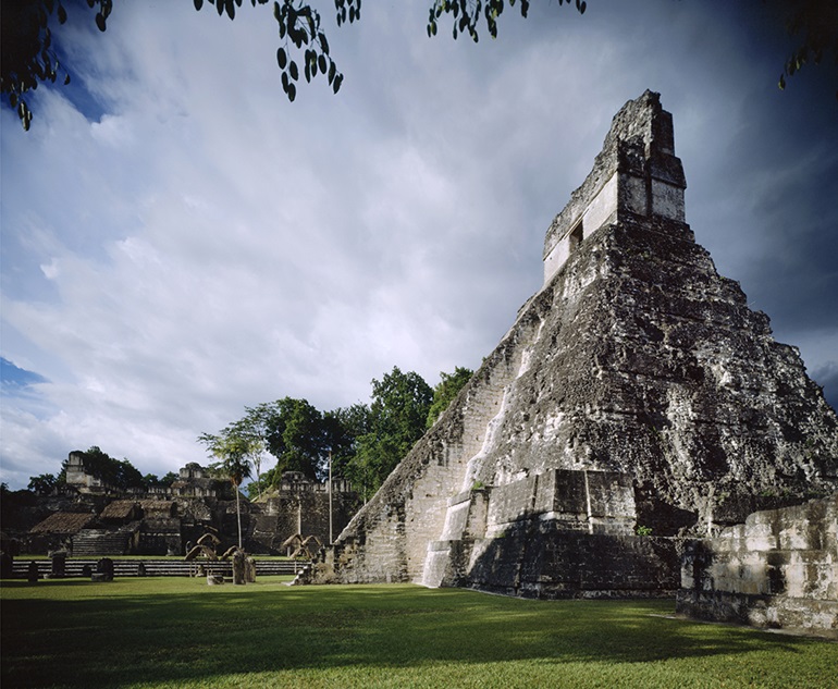 写真／ティカル遺跡１号神殿（８世紀、グアテマラ共和国） 撮影／並河萬里（1989年）