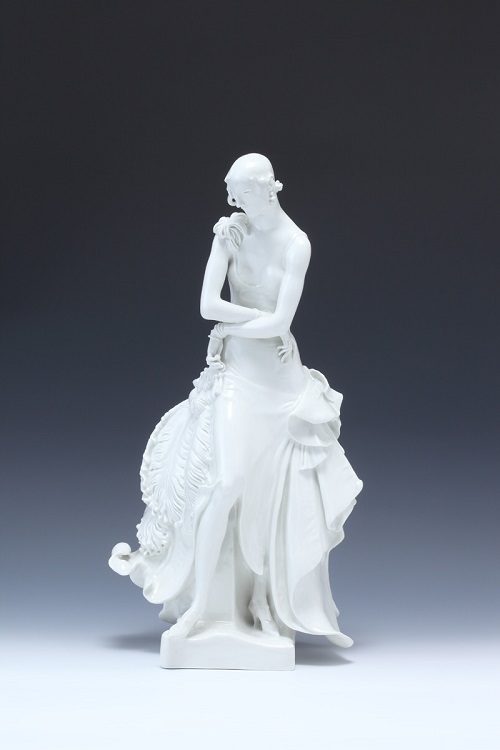 マイセン

「白磁 羽根の扇を持つ女性byポール・ショイリッヒ」

1949年

H49cm